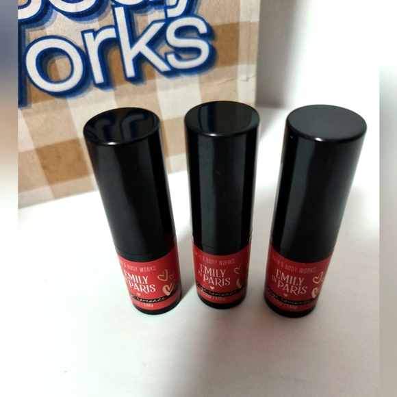 [5x$20] Emily in Paris / Red Lipstick / Rouge Romance - Picture 2 of 3